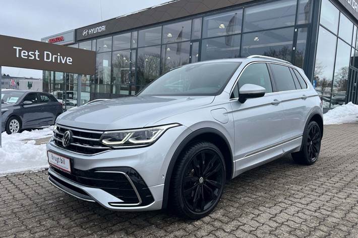 Sølv VW Tiguan fra 2022 set udefra