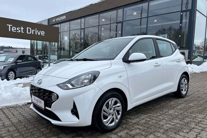 Hvid Hyundai i10 fra 2022 set udefra