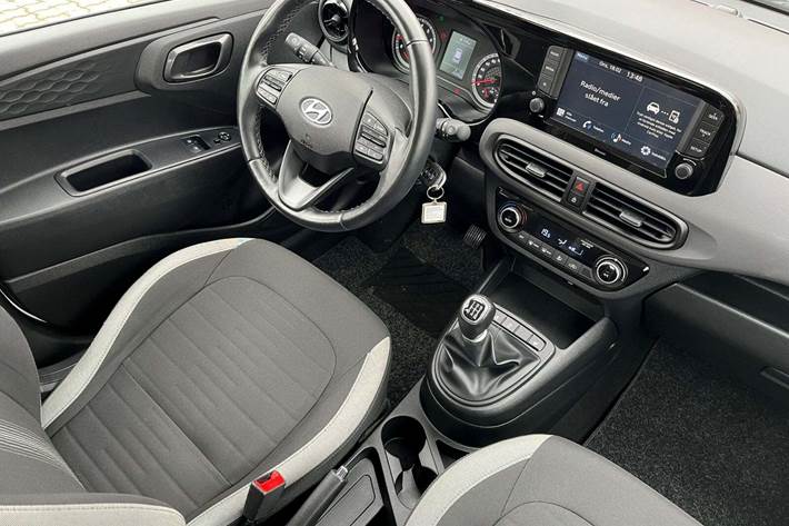 Hvid Hyundai i10 fra 2022