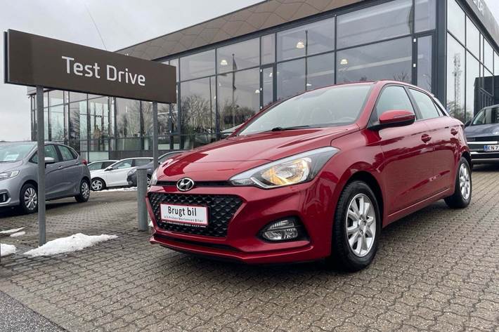 Rød Hyundai i20 fra 2019 set udefra