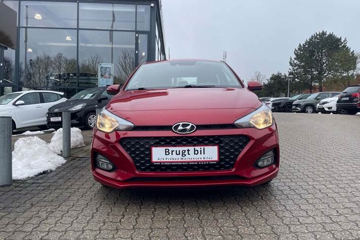 Rød Hyundai i20 fra 2019