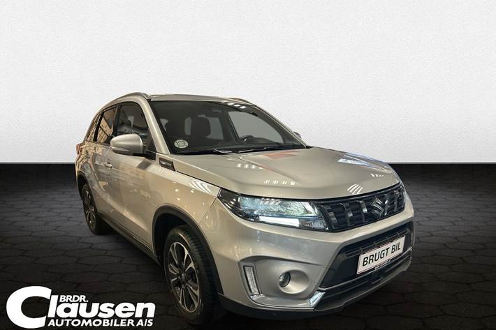 Sølv Suzuki Vitara fra 2023 set udefra