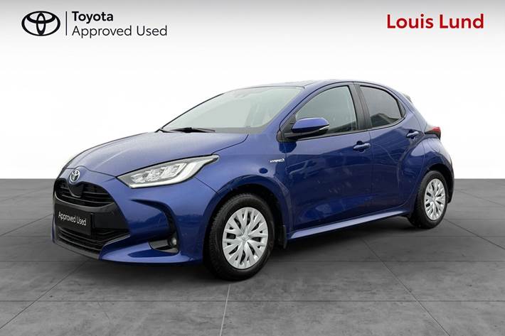 Blå Toyota Yaris fra 2021 set udefra