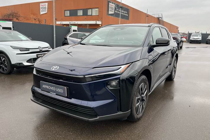 Blå Toyota BZ4X fra 2026 set udefra