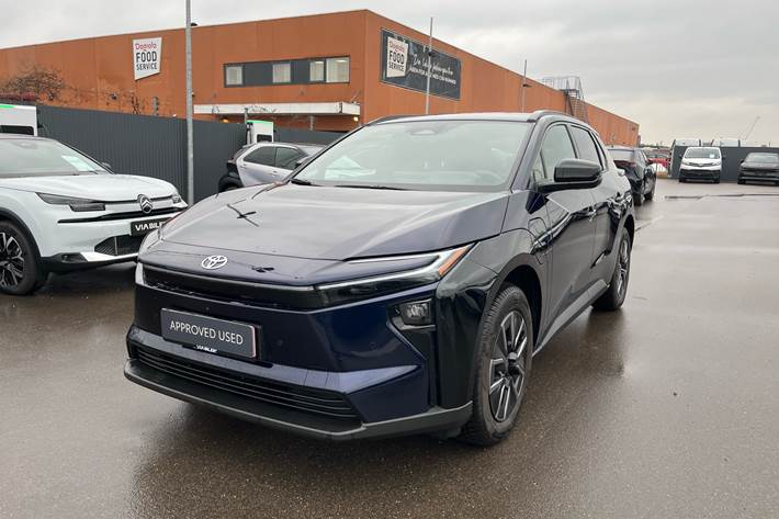 Blå Toyota BZ4X fra 2026 set udefra