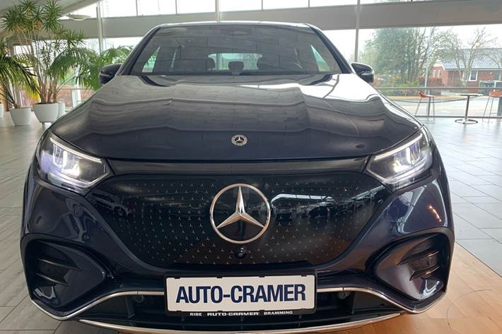 Blå Mercedes EQE 350 fra 2024