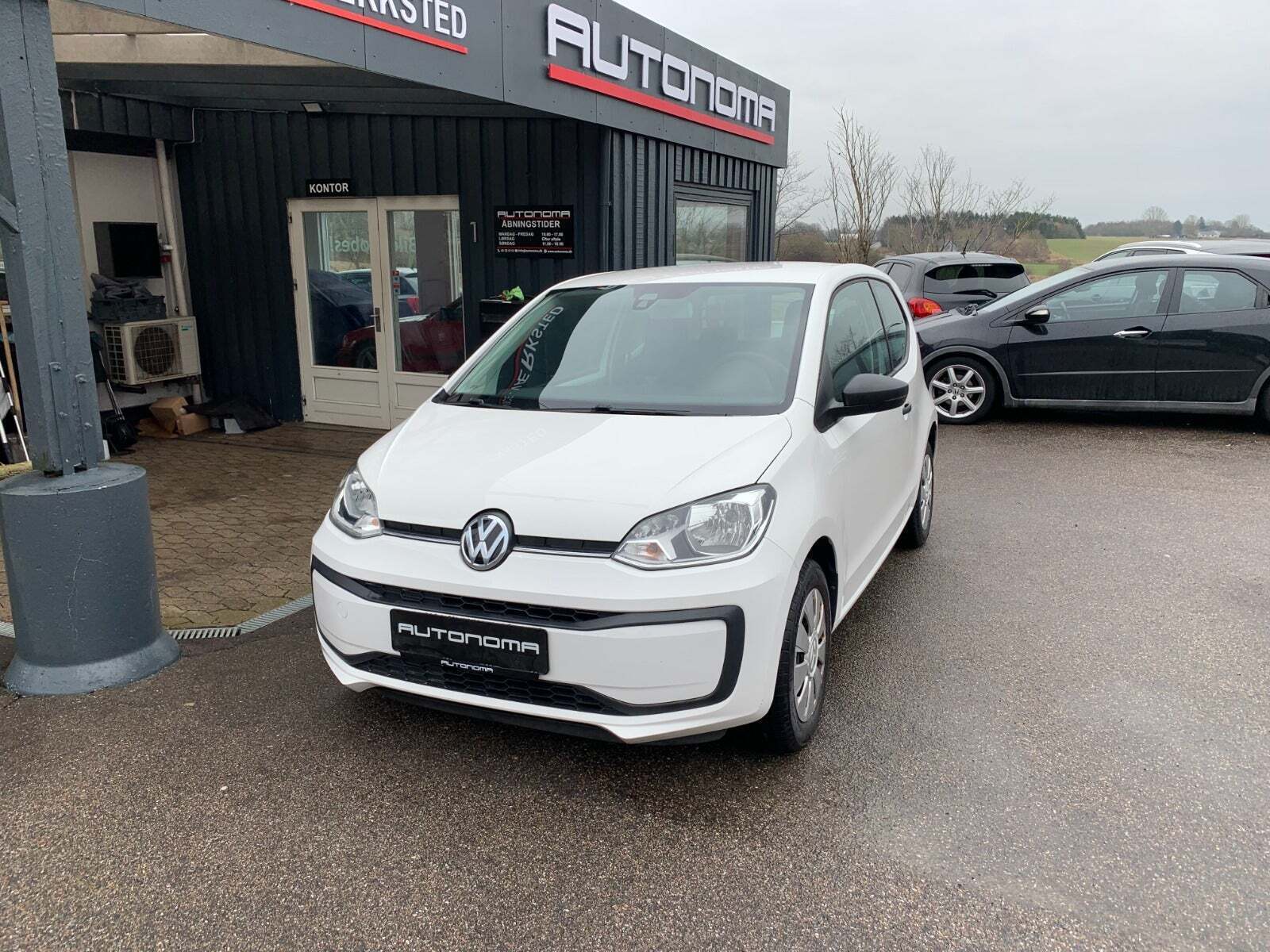 Hvid VW UP! fra 2018 set udefra