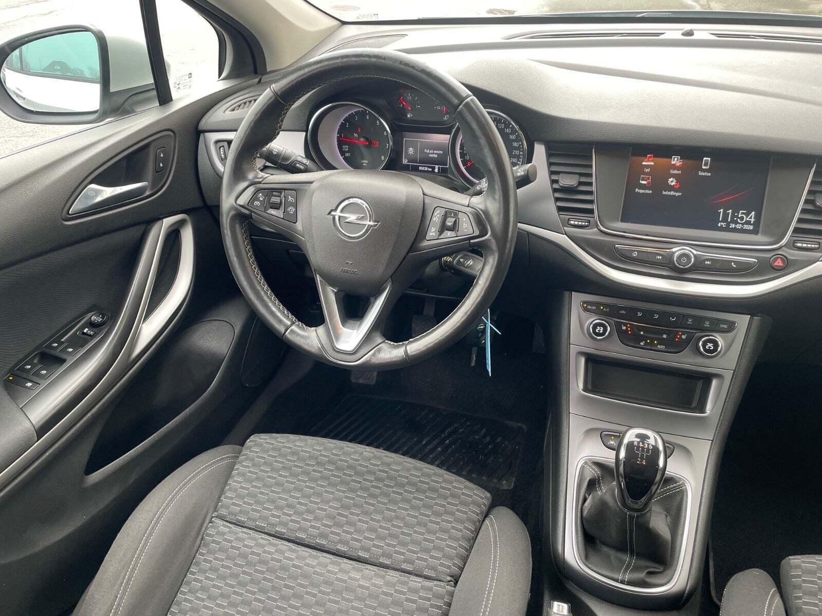 Sølv Opel Astra fra 2019