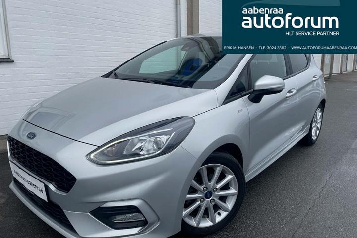 Sølv Ford Fiesta fra 2021 set udefra