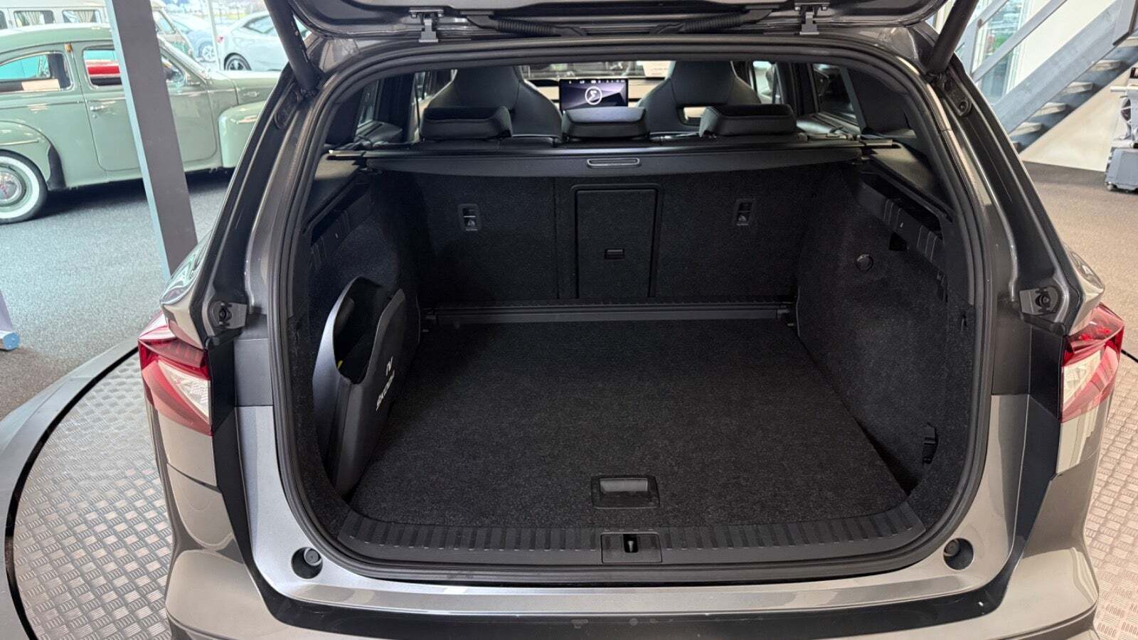 Grå Skoda Enyaq fra 2023