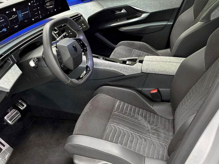 Peugeot e-3008 77 GT