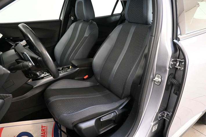 Grå Peugeot 2008 fra 2020