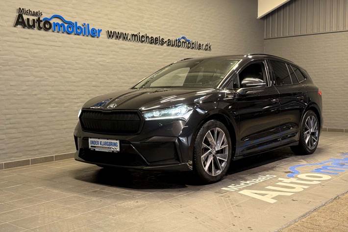 Sort Skoda Enyaq fra 2022 set udefra