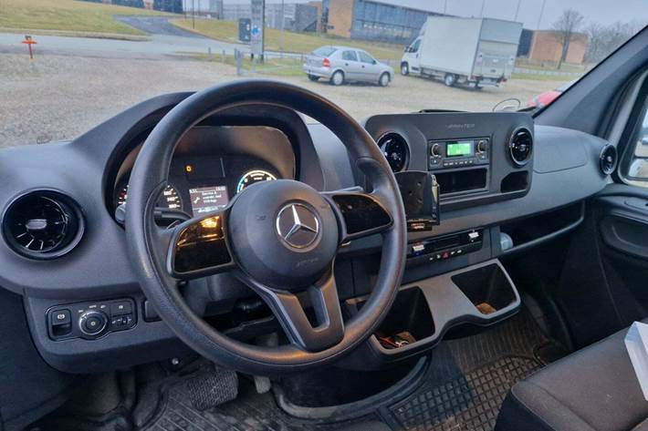 undefined Mercedes eSprinter 312 fra 2022 set indefra