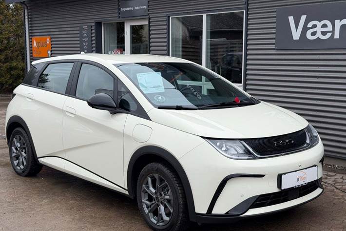 Beige BYD Dolphin fra 2023 set udefra