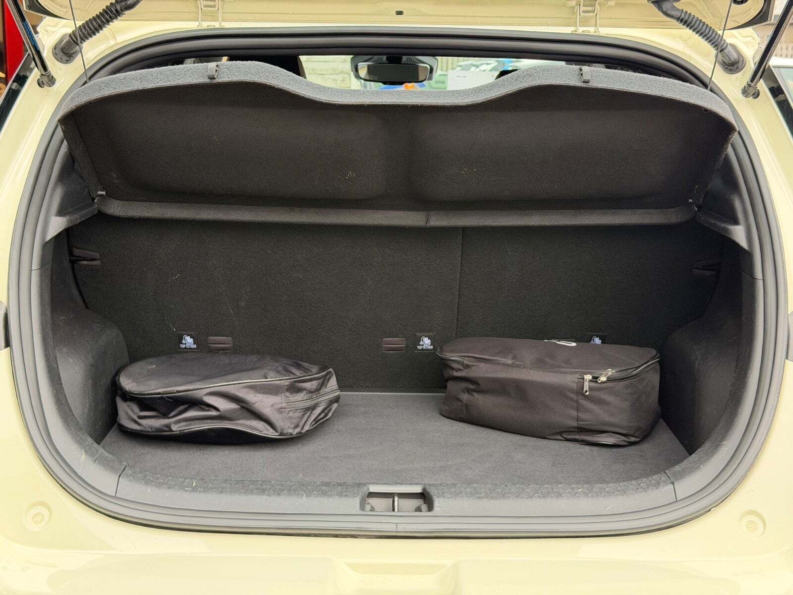 Beige BYD Dolphin fra 2023