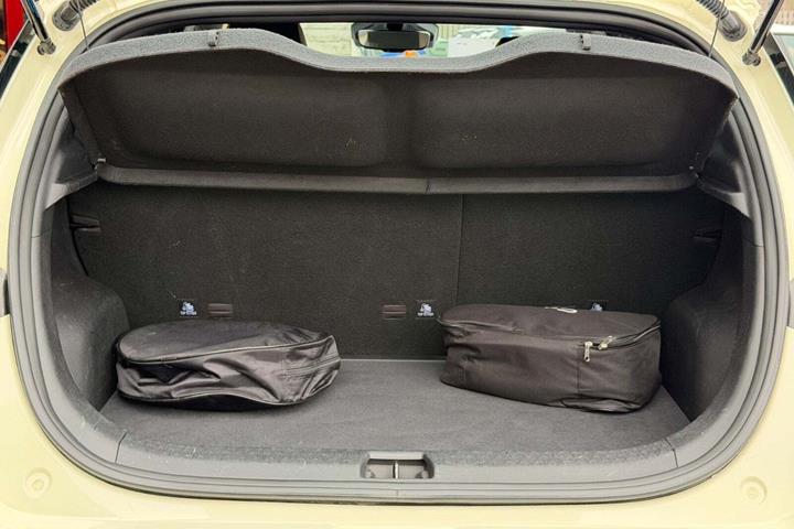 Beige BYD Dolphin fra 2023