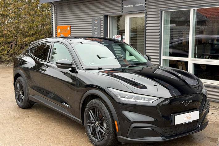 Sort Ford Mustang Mach-E fra 2022 set udefra