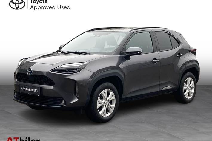 Grå Toyota Yaris Cross fra 2023 set udefra