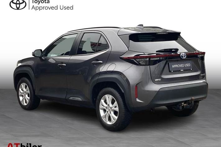 Grå Toyota Yaris Cross fra 2023