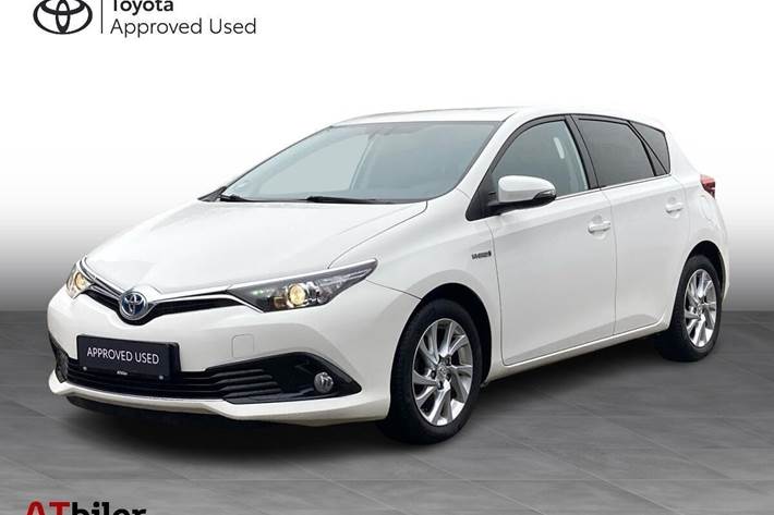 Hvid Toyota Auris fra 2016 set udefra