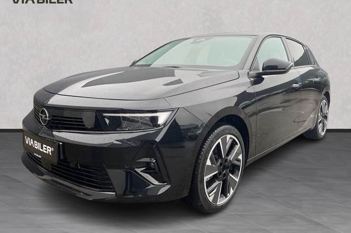 Sort Opel Astra-e fra 2024 set udefra
