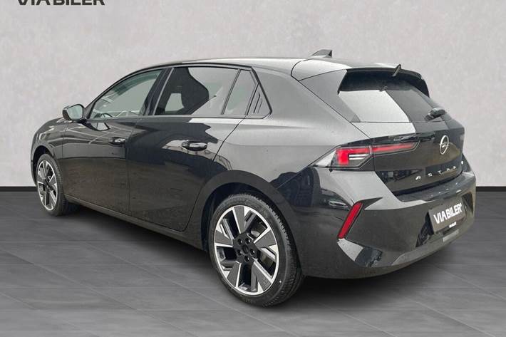 Sort Opel Astra-e fra 2024