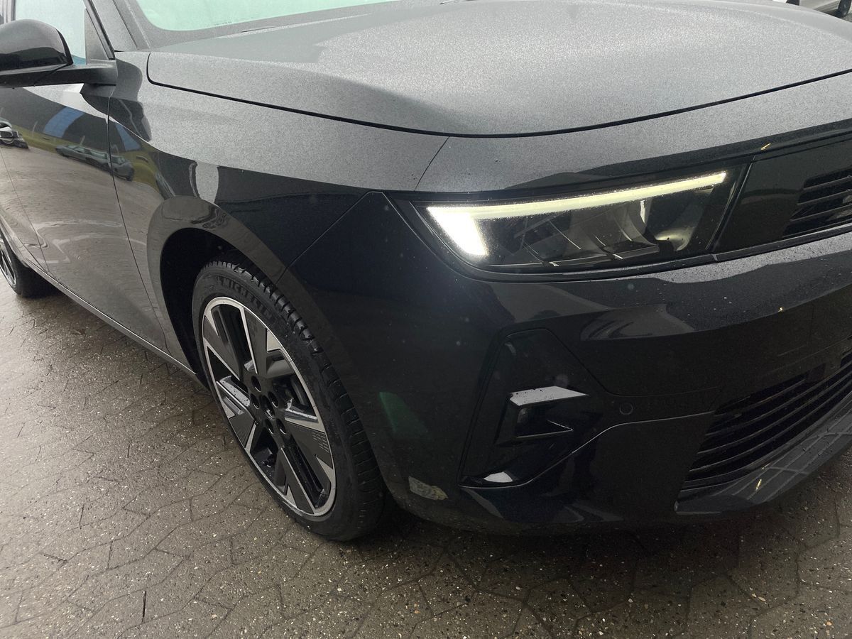 Sort Opel Astra-e fra 2024