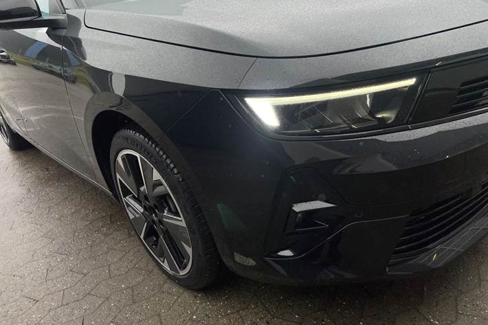 Sort Opel Astra-e fra 2024