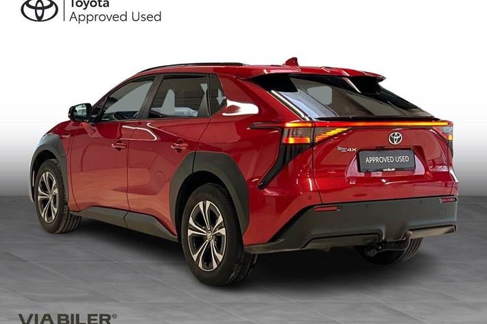 Rød Toyota BZ4X fra 2023