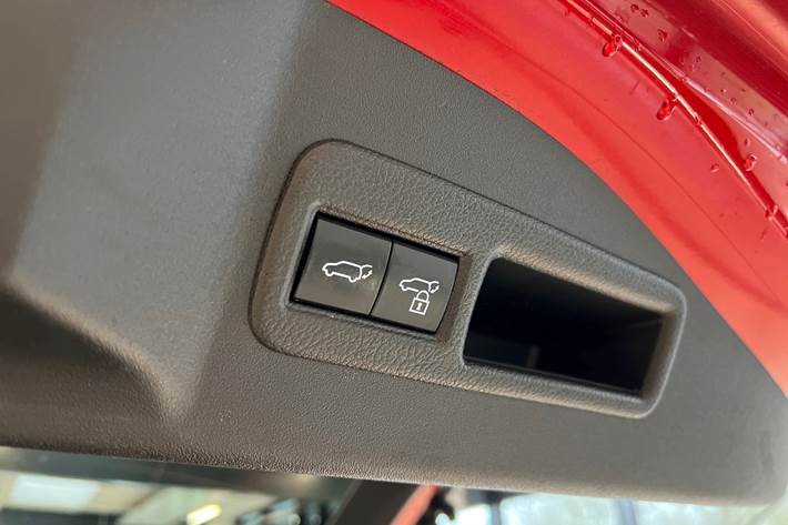 Rød Toyota BZ4X fra 2023