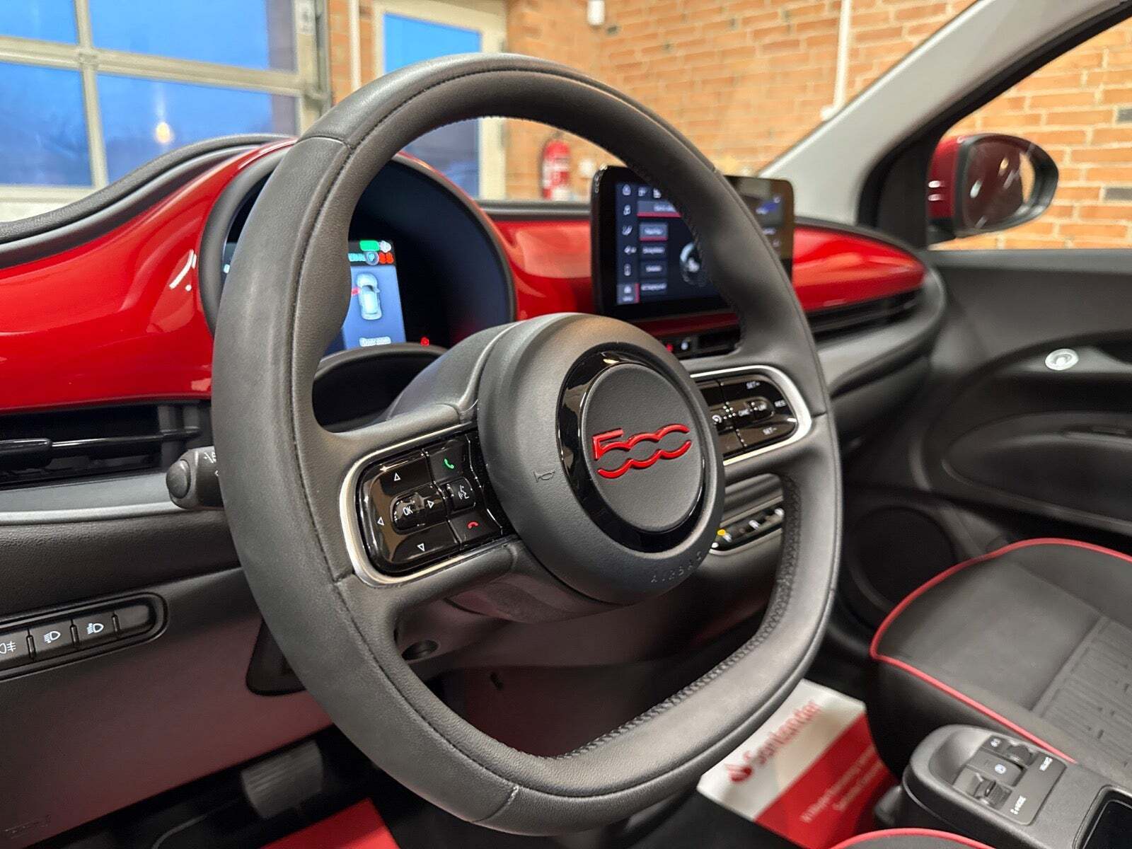 Grå Fiat 500e fra 2022