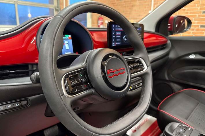 Grå Fiat 500e fra 2022