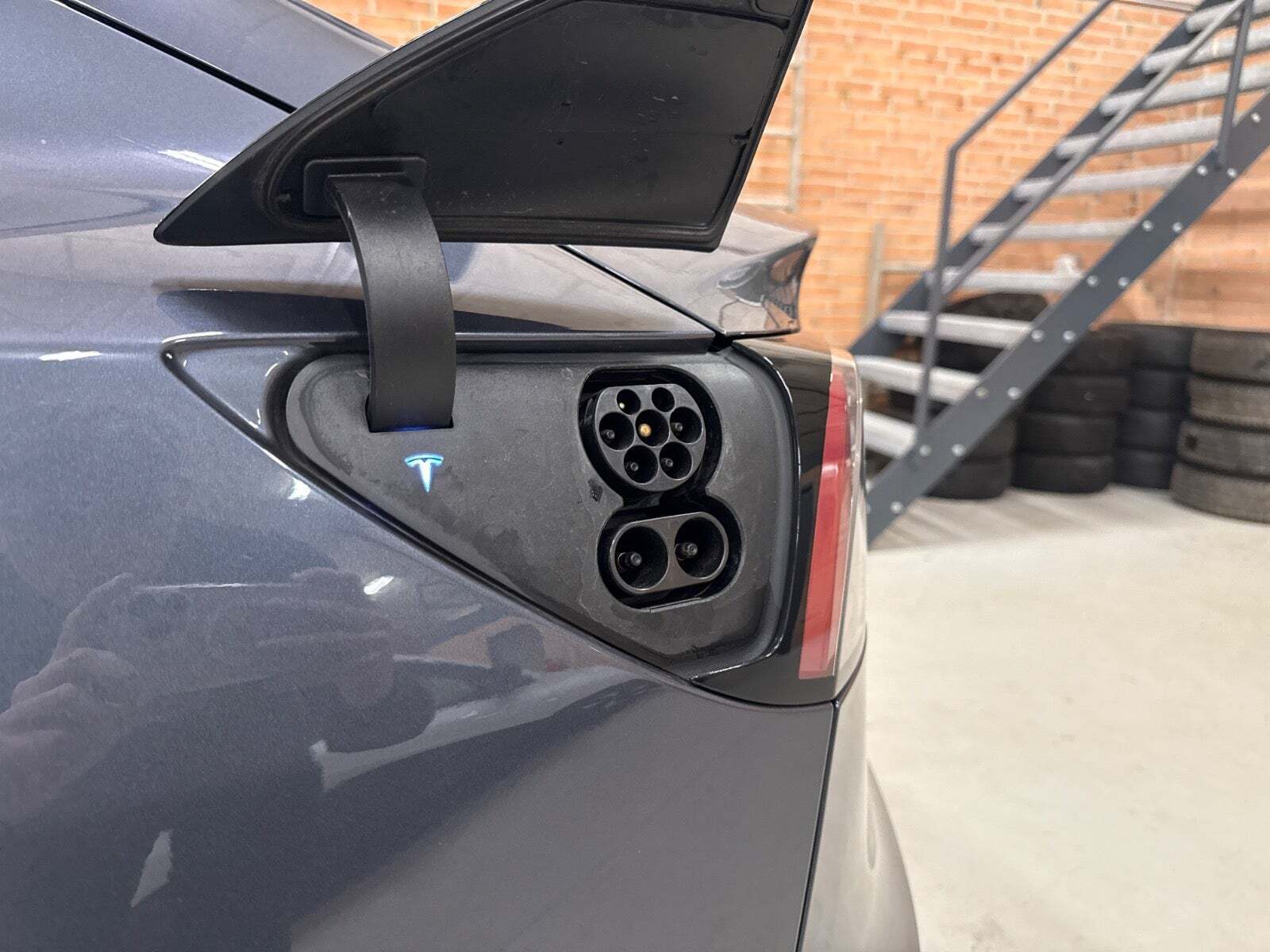 Grå Tesla Model 3 fra 2020