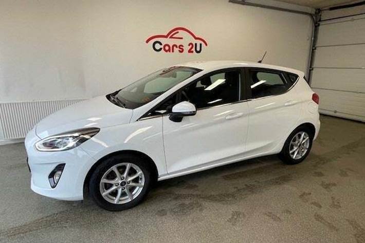 Hvid Ford Fiesta fra 2021 set udefra