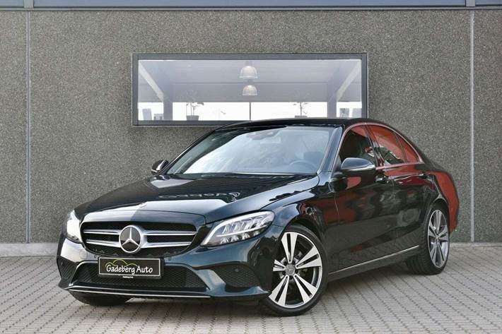 Grøn Mercedes C220 d fra 2019 set udefra