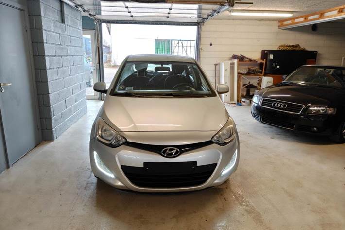 Gul Hyundai i20 fra 2013