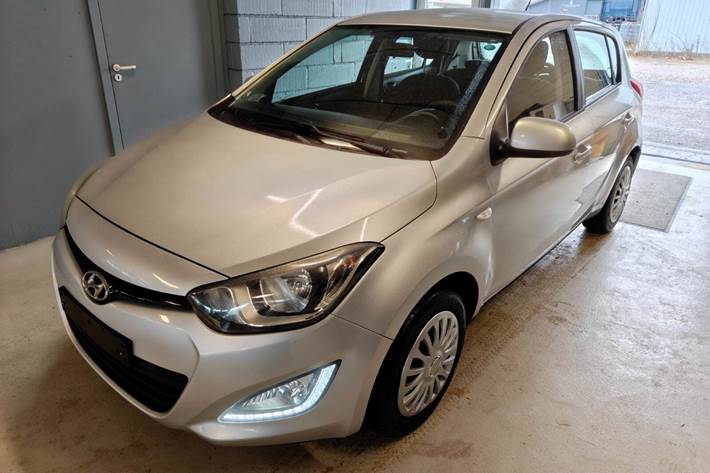 Gul Hyundai i20 fra 2013