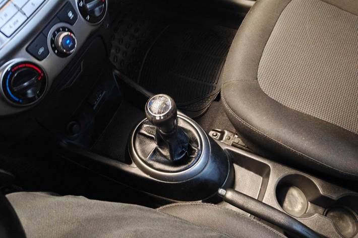 Gul Hyundai i20 fra 2013