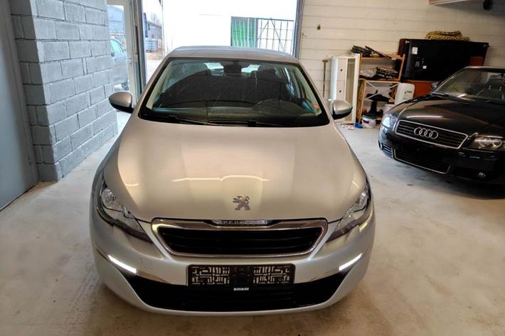 Gul Peugeot 308 fra 2014