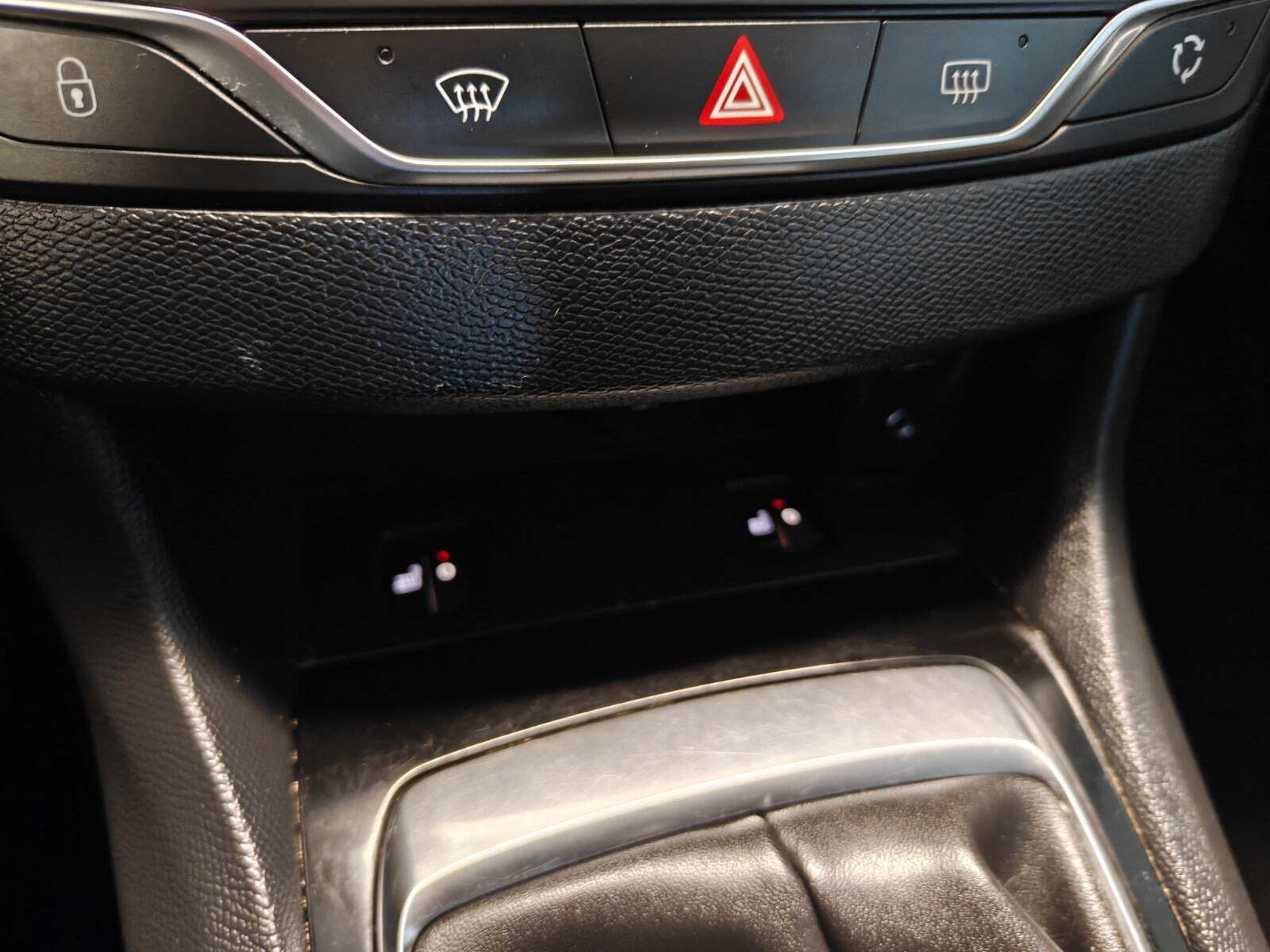 Gul Peugeot 308 fra 2014