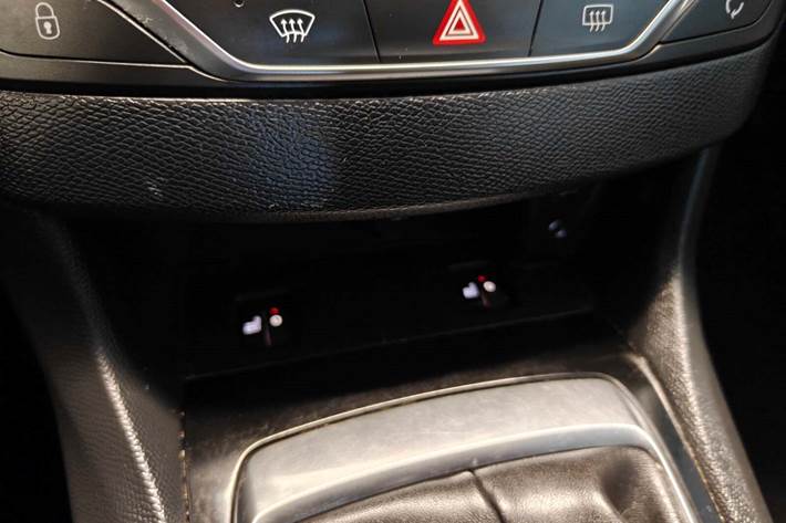 Gul Peugeot 308 fra 2014