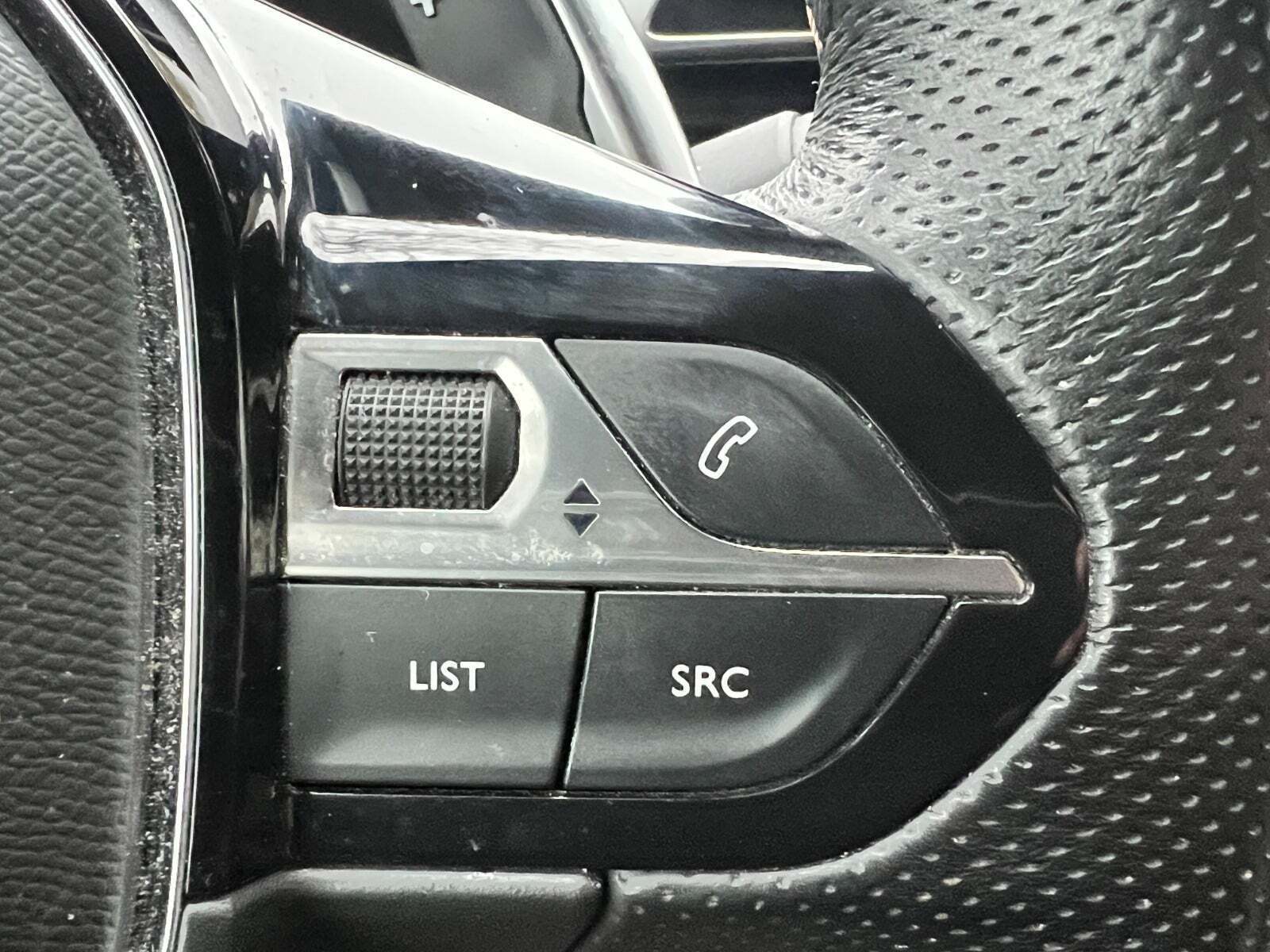 Grå Peugeot 3008 fra 2021