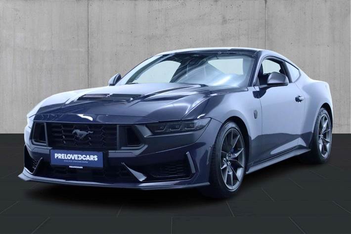 Blå Ford Mustang fra 2024 set udefra