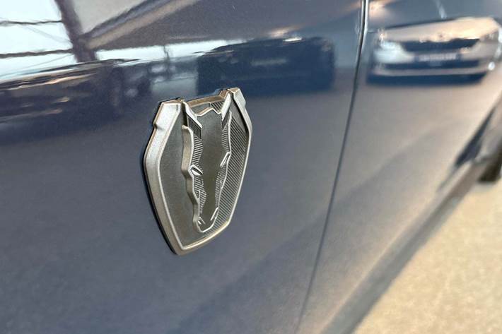 Blå Ford Mustang fra 2024