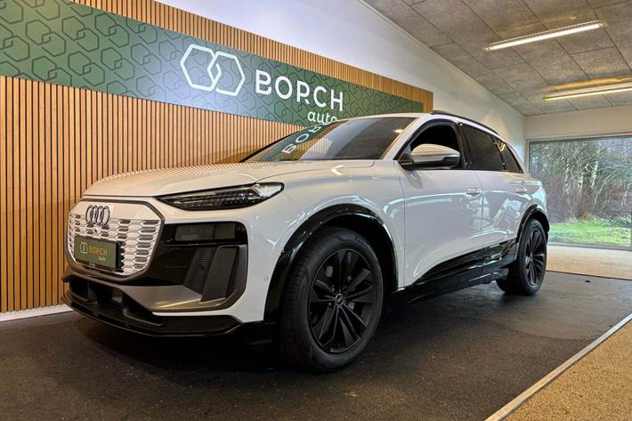 Hvid Audi Q6 e-tron fra 2025 set udefra