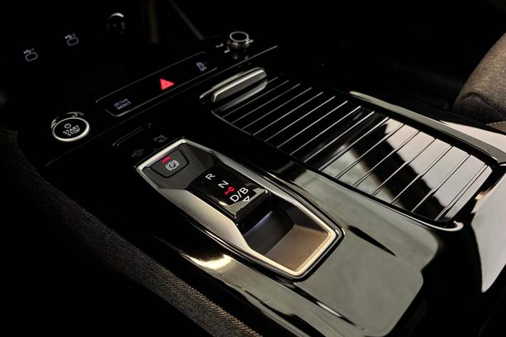 Hvid Audi Q6 e-tron fra 2025