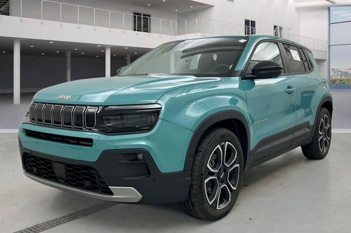 Blå Jeep Avenger fra 2024 set udefra