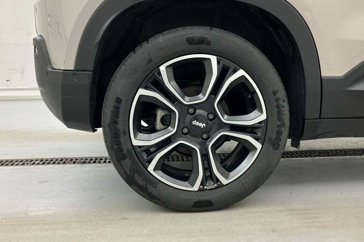 Beige Jeep Avenger fra 2024