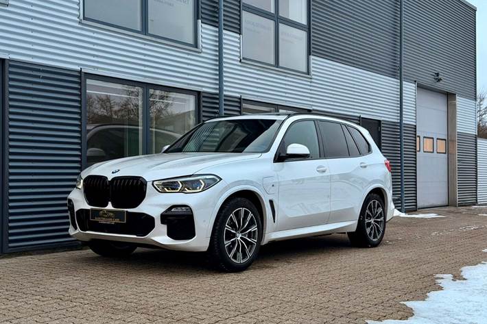 Hvid BMW X5 fra 2020 set udefra